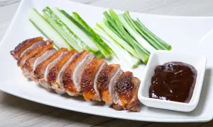 Kaczka po pekińsku z ogórkiem, szczypiorkiem i sosem hoisin do czego? Idealnie pasuje do tego dania, podkreślając jego smak.