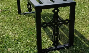 Ile kosztuje montaż ławki na cmentarzu? Zaskakujące ceny i opcje