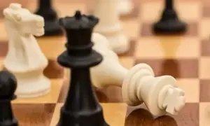 Czy w szachach można przeskakiwać swoje pionki? Oto zasady ruchu