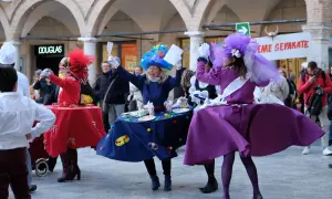 Persone in costume colorato danzano durante il carnevale di Ascoli.