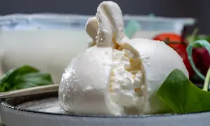 Frische Burrata, ein italienischer Frischkäse, mit cremigem Kern. Was ist Burrata? Ein Genuss!