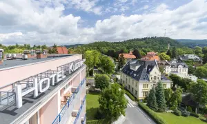 Widok na hotel w Kudowie-Zdroju. Wieczorem warto pospacerować po urokliwym miasteczku.