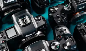Zbliżenie na kilka aparatów fotograficznych marek Nikon, Canon i Sony. To jest aparat, który pozwala uchwycić wspomnienia.