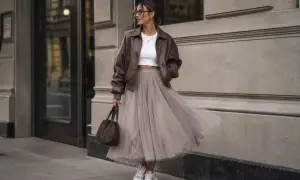Elegancka spódnica tiulowa dla 40 latki, zestawiona z ramoneską i sneakersami, tworzy modny look.