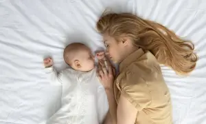 Madre e hijo duermen abrazados. Un momento de paz y conexión, esencial en el tratamiento post parto.