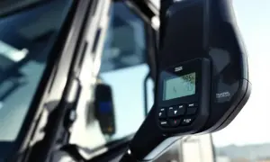 Un chronotachygraphe numérique, obligatoire pour les chauffeurs, affiche les données de conduite sur un écran.