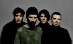 Czterech mężczyzn, zespół Kasabian, w mrocznym nastroju, jakby pod wpływem "chemicals".