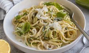 Zucchini-Zitronen-Pasta mit Basilikum und Parmesan in einer Schüssel.