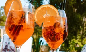 Dwa orzeźwiające drinki z pomarańczą i lodem, idealne na włoski aperitif.
