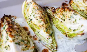 Geröstete Spitzkohl-Wedges mit Kräutern und Käse, ein köstliches Gericht, das zeigt, wie vielseitig Spitzkohl-Rezepte sein können.