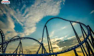 Tor roller coaster Energylandia, wznoszący się ku niebu, zapowiada jazdę pełną emocji, jakby zapadał w **abyssus przeciążenia**.