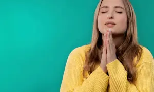 Kobieta z zamkniętymi oczami, dłonie złożone do modlitwy. Może to symbolizować objawy pychy duchowej u osób nadgorliwych religijnie, które w swojej gorliwości zapominają o pokorze.