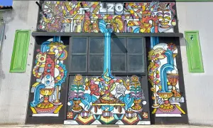 Mural colorato con il nome "LZO Brewery" in alto, raffigurante creature fantastiche, cascate e simboli.