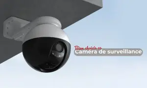 Caméra de surveillance extérieur moderne, fixée sous un auvent, prête à veiller sur votre propriété.