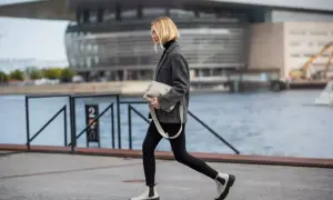 Stylowa kobieta w wąskich spodniach i botkach na grubej podeszwie. Idealne buty do wąskich spodni damskich.