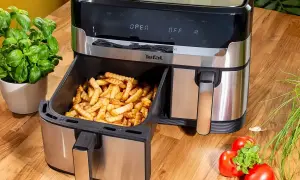 Tefal air fryer z chrupiącymi frytkami w szufladzie. Idealny do szybkiego przygotowania smacznych potraw. Jaki air fryer wybrać? Ten jest świetny!