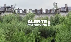 Végétation luxuriante envahissant un monastère abandonné, toits délabrés et fenêtres vides. "Alerte Patrimoine" en surimpression.