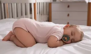 Dlaczego dziecko śpi z pupą do góry? Odkryj naturalne powody