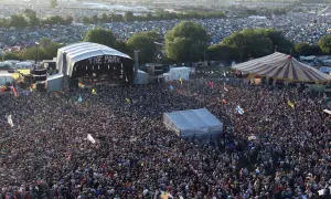 Tłum ludzi na festiwalu, scena "The Park" i namioty. To musi być największy koncert na świecie!