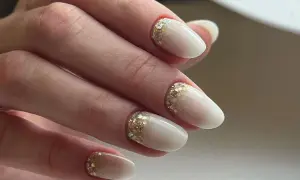 Eleganckie paznokcie mleczne z brokatem, które dodają blasku każdej stylizacji.