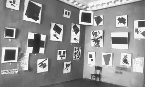 Eine Galerie zeigt Werke des Suprematismus, darunter viele schwarze Quadrate und andere geometrische Formen.