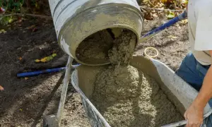 Mieszanie betonu w betoniarce. Właściwe proporcje betonu są kluczowe dla jego wytrzymałości.