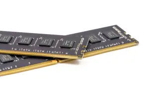 Moduły pamięci RAM na białym tle. Czy 32 GB to dużo? Taka ilość pamięci RAM zapewnia płynność działania nawet w wymagających grach i programach.