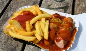 Leckere Currywurst mit Pommes, perfekt zum Currywurst selber machen.