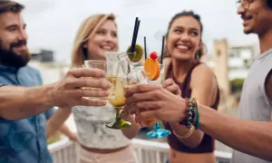 Amici brindano con cocktail colorati, pensando ai birra valori nutrizionali.