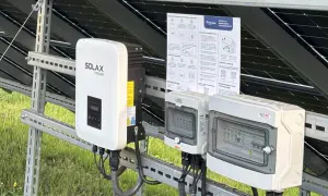 Falownik nie startuje. Widoczny biały falownik Solax Power, skrzynka przyłączeniowa Keno i RST PV, instrukcja obsługi paneli fotowoltaicznych.