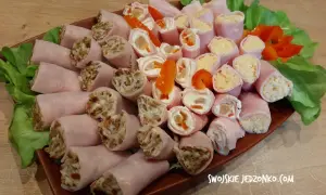 Pyszne przekąski na imprezę: roladki z szynki z farszem z serka i warzyw lub z ziarnami.