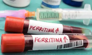 Dwie probówki z krwią oznaczone "Ferritina ↑" i strzykawka. Wyniki badań sugerują potrzebę podniesienia ferrytyny.