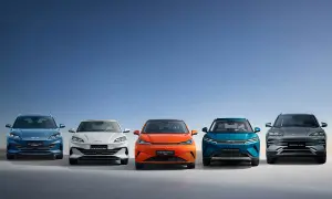 Cinco autos eléctricos BYD en fila: azul, blanco, naranja, azul y gris. El byd significado es futuro.