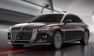 Elegancki, ciemnofioletowy Hongqi H5 z charakterystycznym grillem i czerwonym pasem na masce, poruszający się po nowoczesnej drodze.