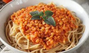 Herzhafte Linsen Bolognese auf Spaghetti, garniert mit frischen Kräutern. Ein köstliches, vegetarisches Gericht.
