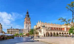 Rynek Główny w Krakowie, z Sukiennicami i wieżą Ratuszową, tętni życiem. Stare miasto w Krakowie zachwyca architekturą i atmosferą.