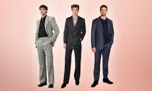 Drei Männer in Anzügen, die den dress code casual lässig interpretieren. Einer trägt einen hellgrauen Tweed-Anzug, der zweite einen dunkelgrauen Nadelstreifen-Anzug, der dritte einen dunkelblauen Anzug.