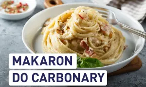 Pyszny makaron do carbonary, idealnie kremowy, z kawałkami boczku i posypany pieprzem.