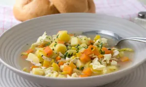 Herzhafte Gemüsesuppe mit Chinakohl, Kartoffeln und Karotten. Ein leckeres Gericht, das sich gut für Chinakohl Rezepte eignet.