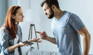 Mężczyzna z wściekłą miną i wyciągniętym palcem kłóci się z kobietą. Czy to zachowanie socjopaty?