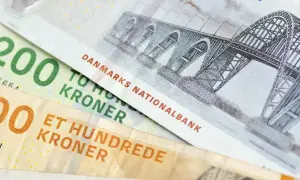 Dwie duńskie korony: 100 i 200. Na banknocie 200 widnieje most, a na 100 - napis "ET HUNDREDE KRONER".