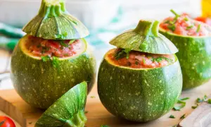 Délicieux légumes farcis ronds, garnis d'une farce savoureuse et parsemés de persil frais.