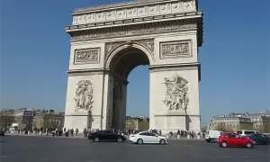 L'Arc de Triomphe, situé sur la place Charles-de-Gaulle, est un monument emblématique de Paris. Quel arrondissement abrite-t-il ?
