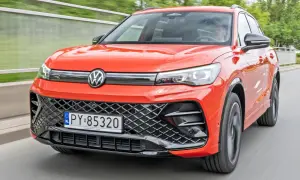 Pomarańczowy Volkswagen Tiguan w ruchu. Sprawdź aktualną volkswagen tiguan cena i dowiedz się więcej o tym stylowym SUV-ie.
