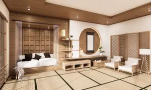 Wnętrze w stylu japońskich domów: biała sofa, drewniane panele, tatami, okrągła wnęka z zwojem i dwa fotele.