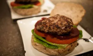 Ile waży burger wołowy? Od surowego mięsa po gotową kanapkę