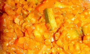 Un plat réconfortant de lentilles corail mijotées avec des carottes et des courgettes.