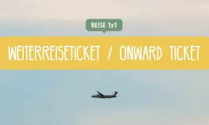 Ein Flugzeug fliegt am Himmel, während ein gelbes Banner "Weiterreiseticket / Onward Ticket" anzeigt. Perfekt für deine Reise nach Thailand!