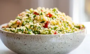 En skål med färsk tabbouleh, perfekt för ett lätt lunchrecept.