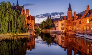 Bruggia, Belgia: malownicze kanały i zabytkowa architektura. Idealne miejsce, by zobaczyć, co oferuje Belgia.